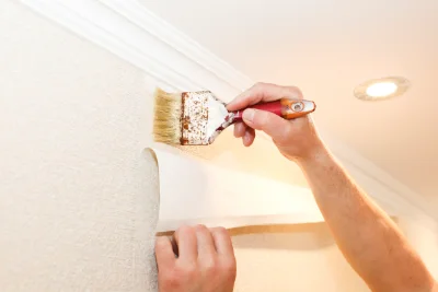 Pose de papier peint à Plougras — revêtements muraux et toiles de verre